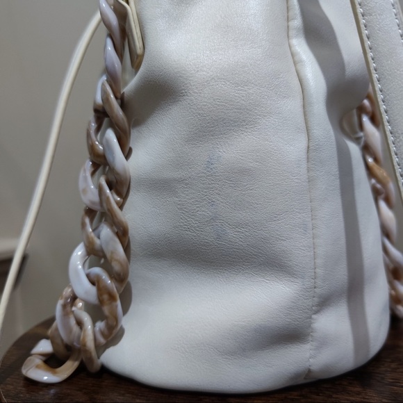 Bucket bag with large chain - Picture 6 of 7